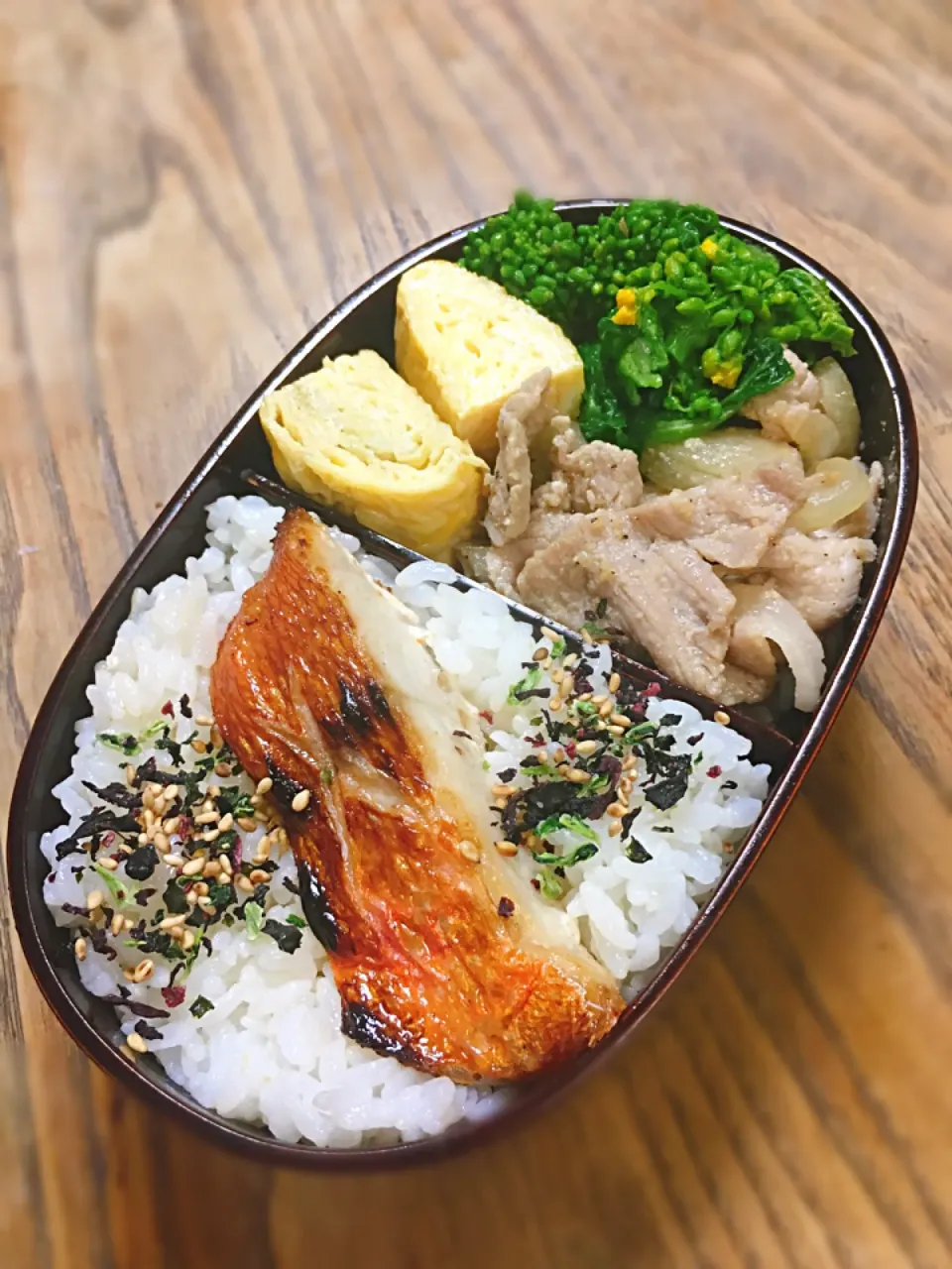 Snapdishの料理写真:今日のお弁当
・豚コマで生姜焼き
・だし巻き卵
・菜の花のおひたし
・金目鯛の塩焼き|akiさん