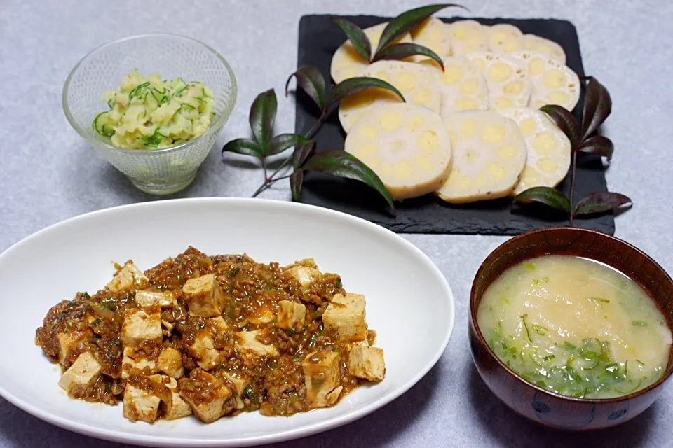 チョッパー＆ホヌさんの料理 明太ポテトれんこん😋

それと 麻婆豆腐、安平麩まるごと1個入りのお味噌汁、サラダ|Orie Uekiさん