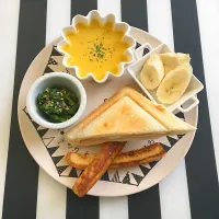 今朝の朝ごはんプレート♡
1歳の娘ちゃん。
ほぼ完食✦
*ハムチーのホットサンド
*かぼちゃの自家製ポタージュ
*ほうれん草と胡麻の和え物
*パン耳のシュガーバター
*バナナ|mayu*さん