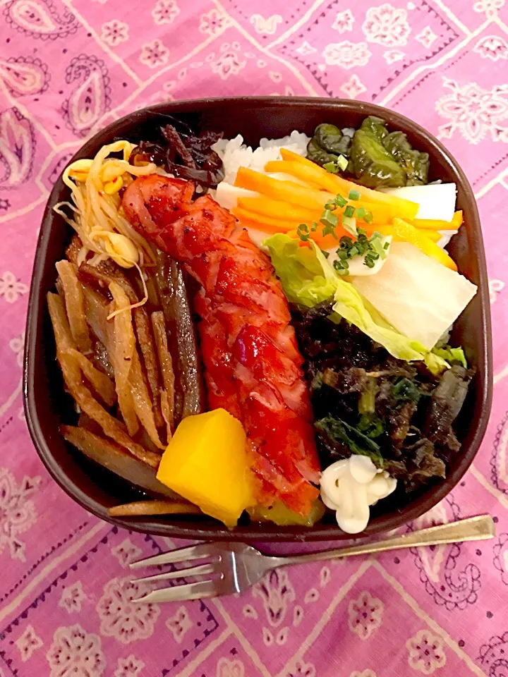 パパお弁当🍱😋  ソーセージソテー  きんぴらごぼう&大根  ブロッコリーサラダ  ホウレンソウの海苔和え  椎茸昆布の佃煮  もやしナムル  大根の糠漬け  山芋と人参の漬物  きゅうりの紫蘇漬け  マンゴーのシロップ漬け|ch＊K*∀o(^^*)♪さん