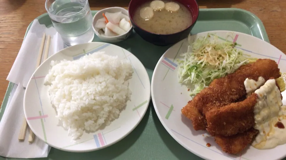 Snapdishの料理写真:イカフライ定食 530円|おっちさん