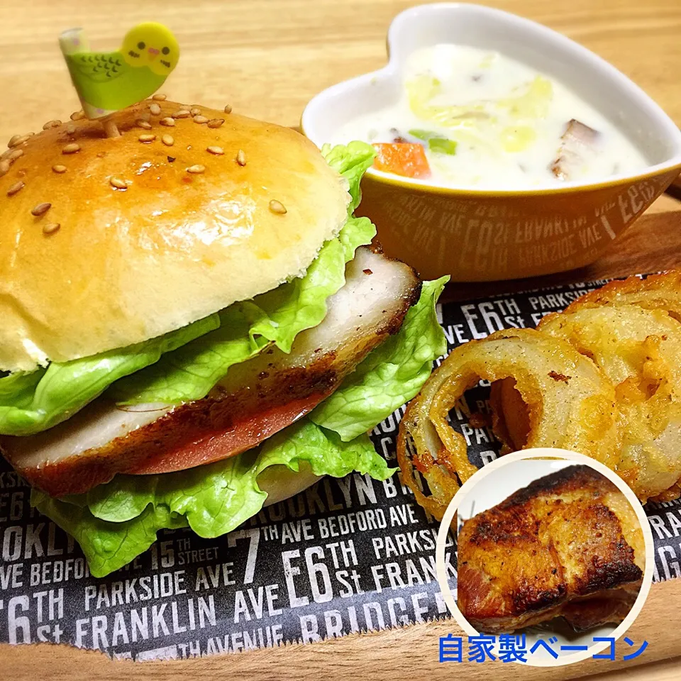 自家製ベーコンでベーコンレタスバーガー🍔
オニオンリング♡
クラムチャウダー風スープ♡
ちょっぴりモ○風😁|きいこさん