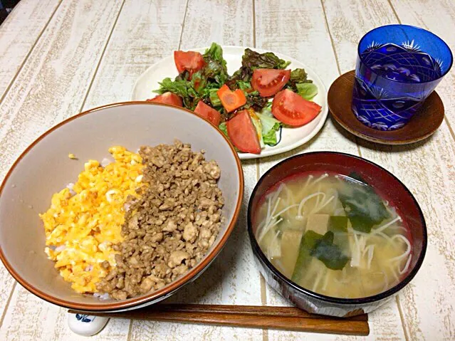 今日の男飯(＞人＜;)テニス前の晩ごはんバージョン♬
鳥そぼろ丼and黒はんぺんとエノキとモヤシとワカメの味噌汁andサラダ♬|ひーちゃんさん