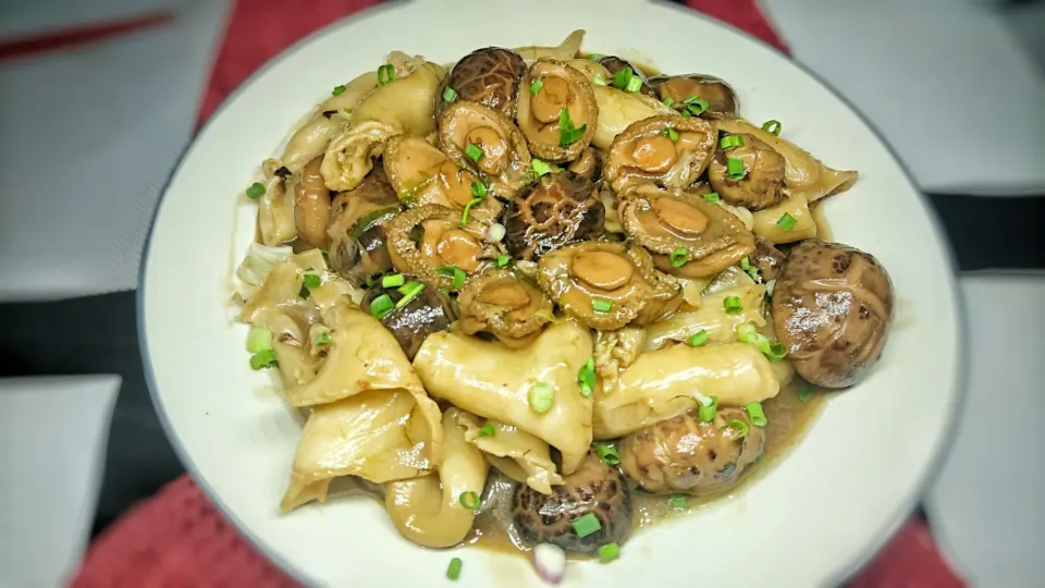 CNY dinner-
Braised Shiitaki with Fish Maw & Abalone
冬菇花膠炆鮮鮑

 #dinner #Chinese New Year|suki chan duarteさん