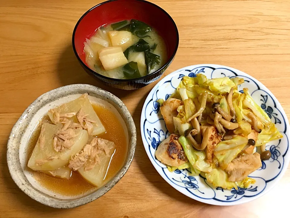 Snapdishの料理写真:鶏胸肉の塩麹炒め⭐ツナ大根⭐お麩のお味噌汁|ほなさん