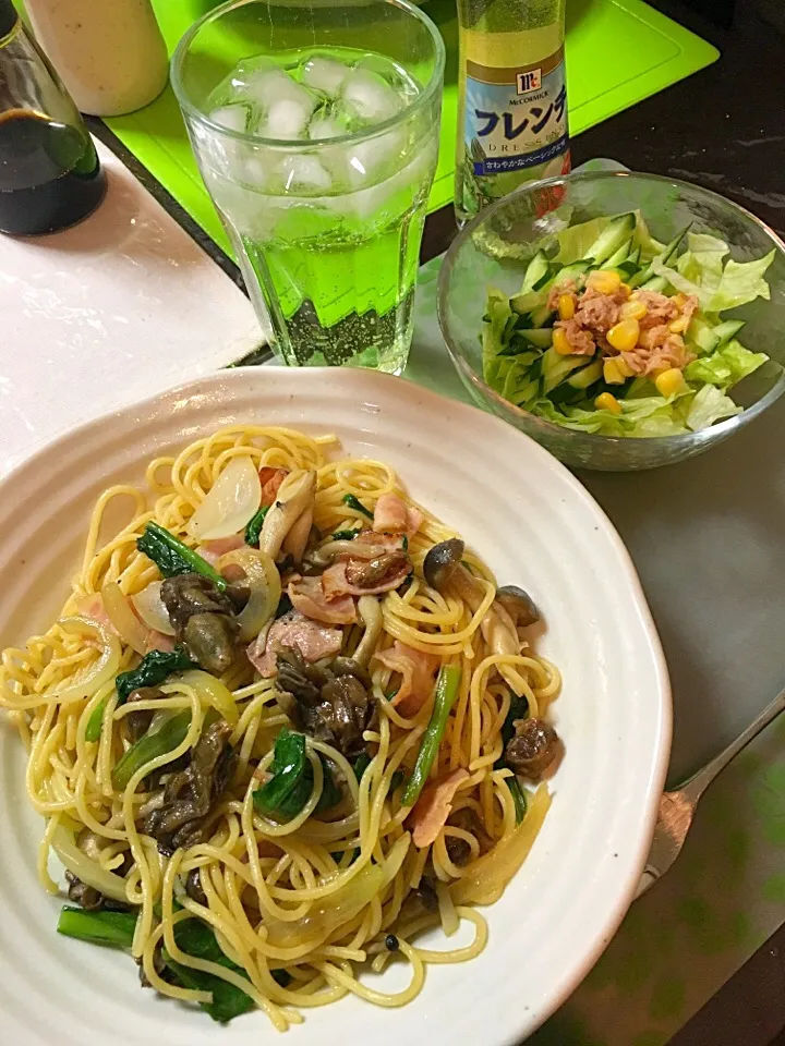 Snapdishの料理写真:牡蠣入り和風パスタ、生野菜サラダ(*^ω^*)|ライムさん