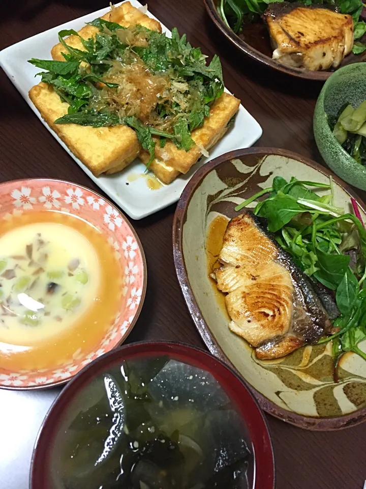 Snapdishの料理写真:1月31日晩ご飯。ブリ照り焼き、厚揚げ焼き、あんかけたまご豆腐、大根のお味噌汁。|あやさん