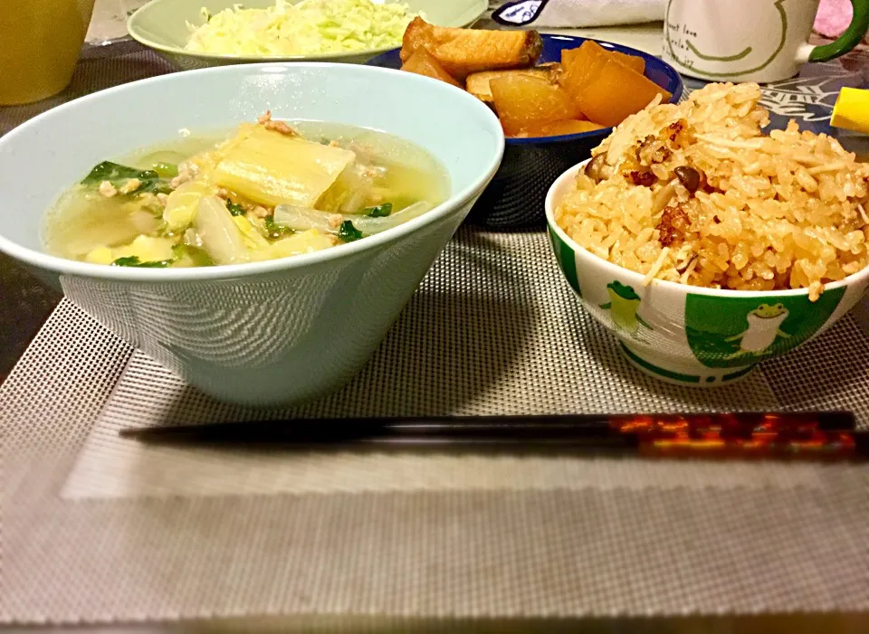 Snapdishの料理写真:きのこご飯と春菊とモチモチ団子入りおつゆと揚げぶり大根。奥はコロッケを載せる予定だったけど多すぎるからやめてキャベツだけ乗った皿|ケロケロみんさん