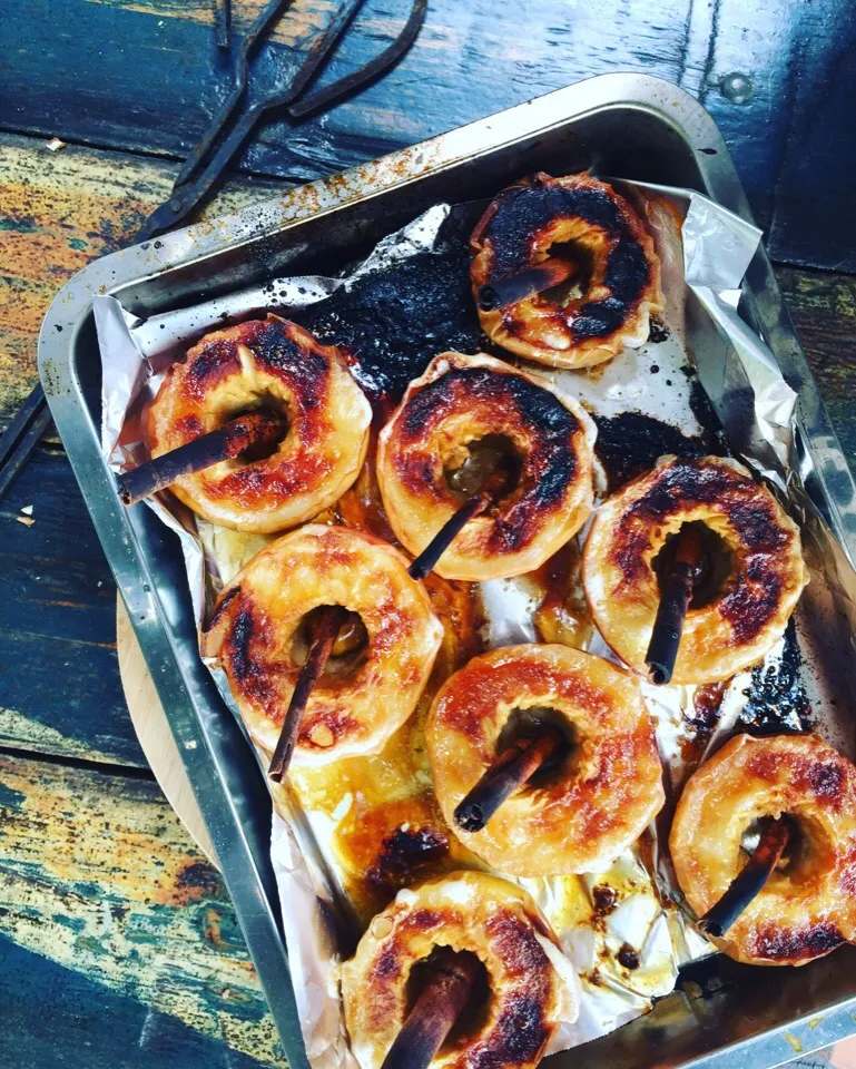 石窯焼きリンゴ Baked apples from stone oven|Yuka Nakataさん