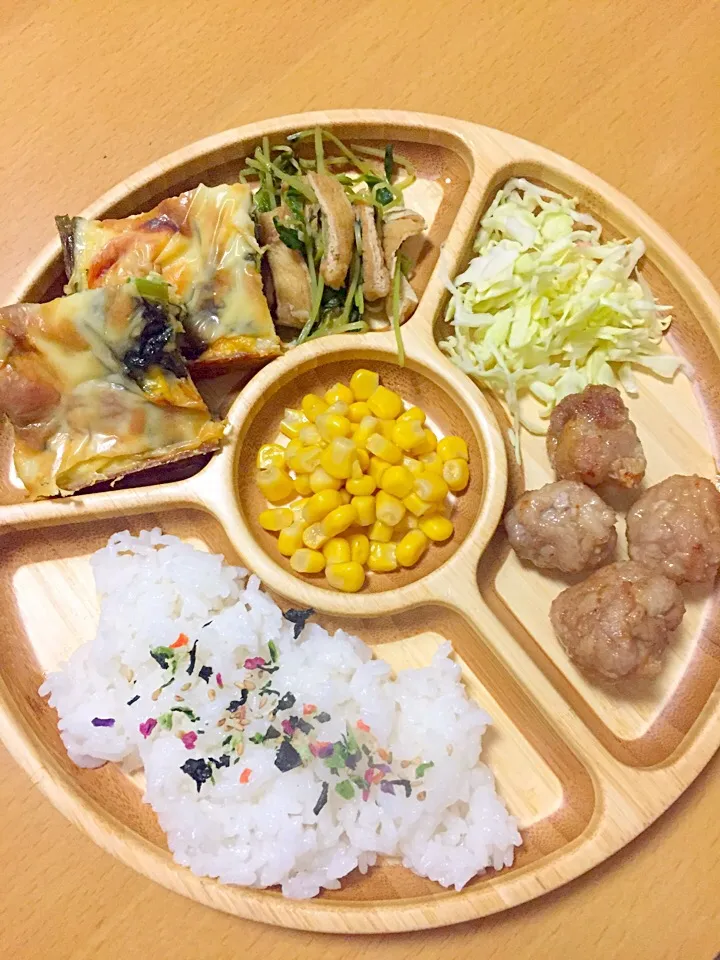 #さな飯 #ほうれん草のオープンオムレツ#豚こま唐揚げ#千切りキャベツ#豆苗と油揚げのウスターソース炒め#コーン
#2歳 #幼児食|えりこさん