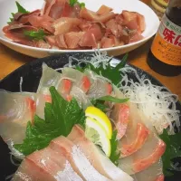 Snapdishの料理写真:お父さんがブリを釣ってきたので、刺身、ブリのしゃぶしゃぶにしてみました✨|ルウさん