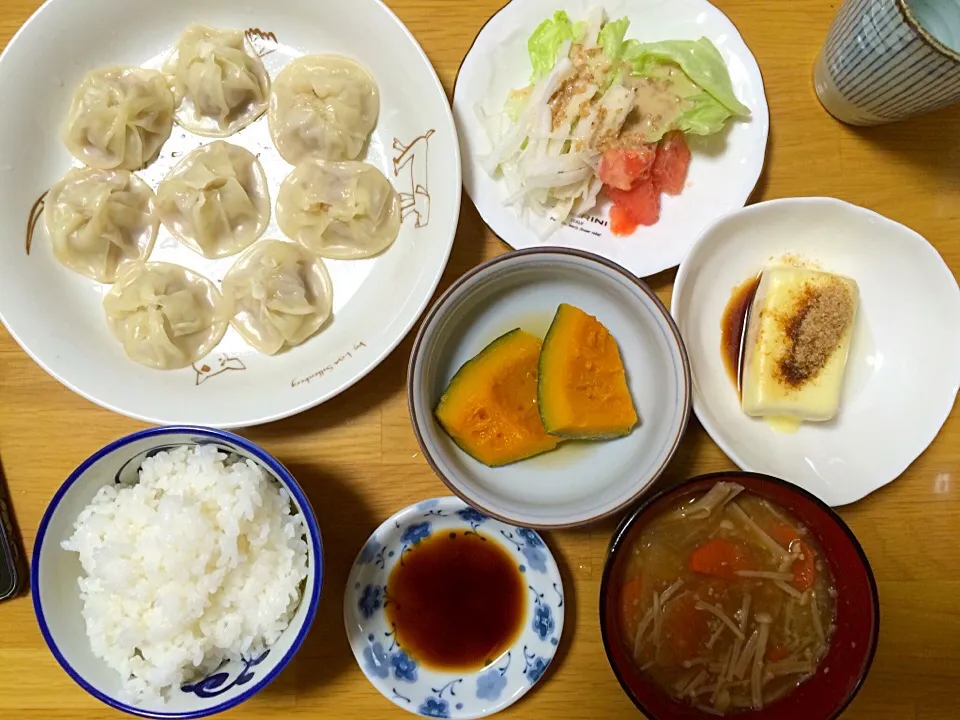 小籠包、かぼちゃの煮付け、豆腐チーズ、お味噌汁、サラダ|いちごさん