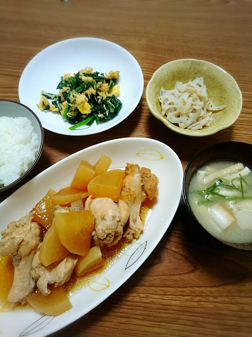 Snapdishの料理写真:・手羽元と大根の煮物
・卵とほうれん草の炒め物
・蓮根の塩きんぴら
・葱とお麸の味噌汁|ようかんさん