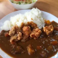 Snapdishの料理写真:唐揚げカレー☺︎会社ランチ|Mari Kambeさん