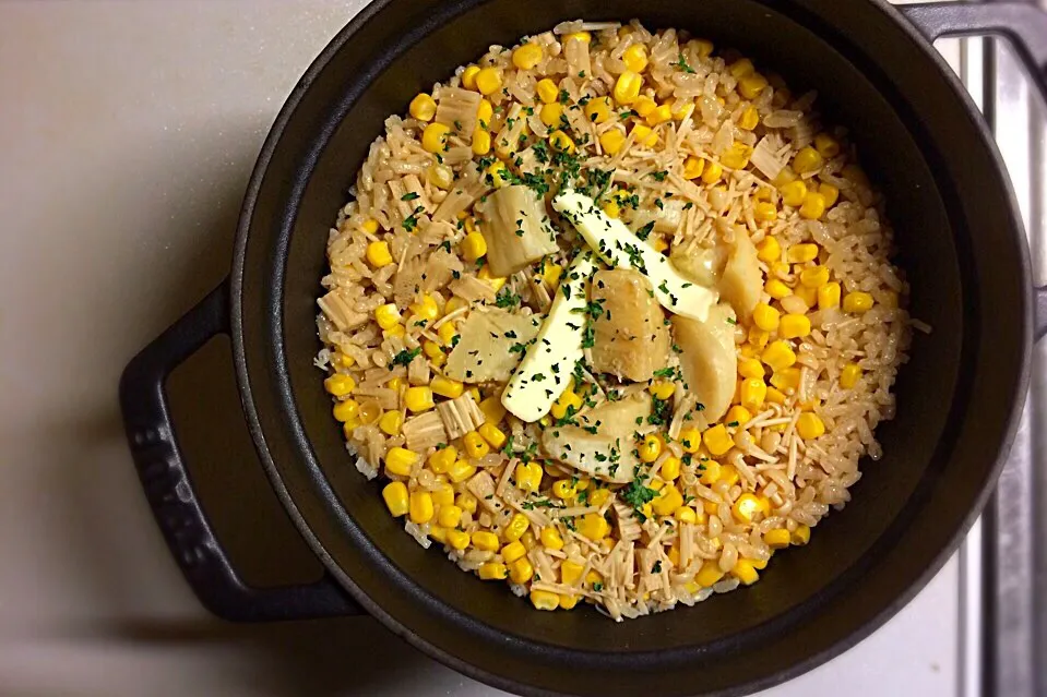 帆立のバター醤油炊き込みご飯🌽|ぷにさんさん