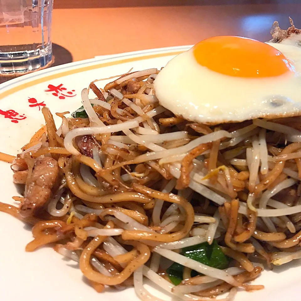 久しぶりに焼そば！焼く焼そばは、パリパリで美味すぎます。奮発して目玉焼きをトッピング！
#焼きソバ|lazy104さん