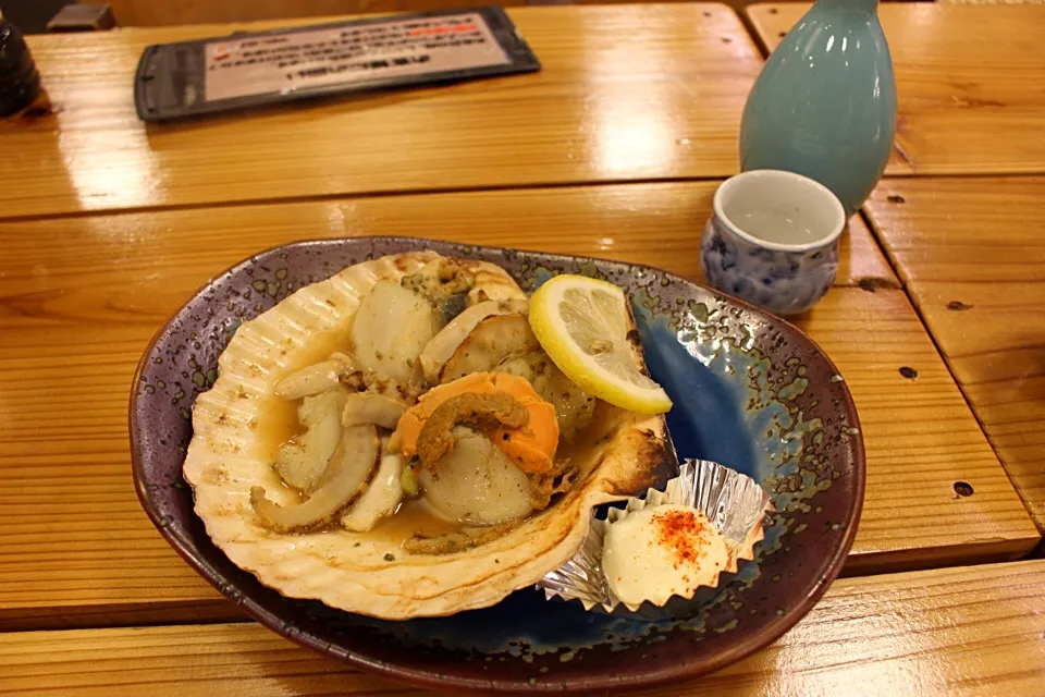 Snapdishの料理写真:ホタテ！福井の地酒とともに。東尋坊にて|sayakaさん