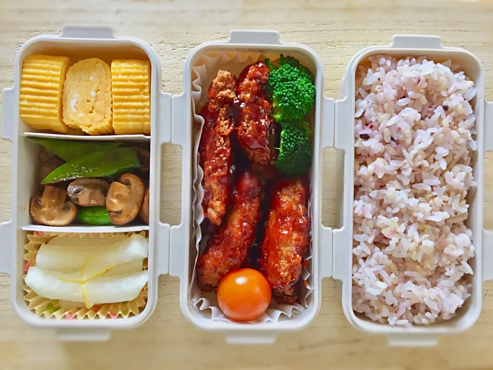 お弁当(ゴチュジャンの甘辛たれのチキン、マッシュルームとスナックエンドウのバター醤油炒め、卵焼き)|Inniさん