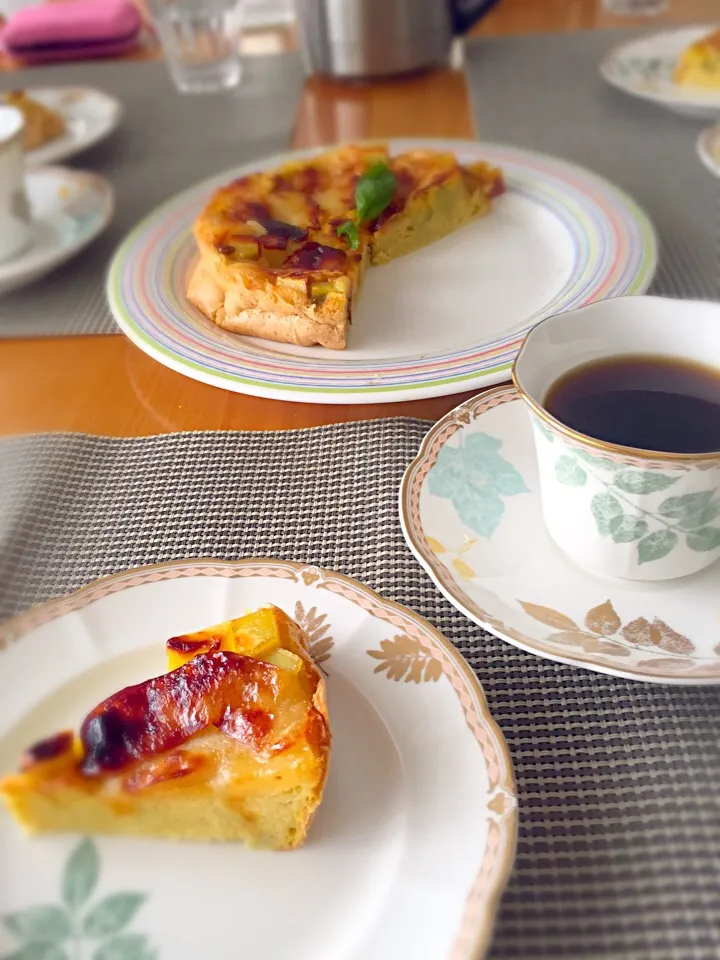 リンゴとサツマイモのケーキ。焼きたてをどうぞ😌|Satomi Cafeさん