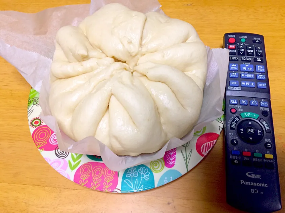 炊飯器でデカ肉まん完成😁|三姉妹のママさん