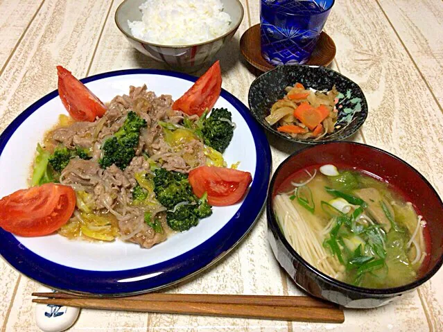 今日の男飯(＞人＜;)晩ごはんバージョン♬
牛肉の野菜あんかけand切り干し大根の煮物andサニーレタスとエノキと黒はんぺんの味噌汁andごはん♬|ひーちゃんさん