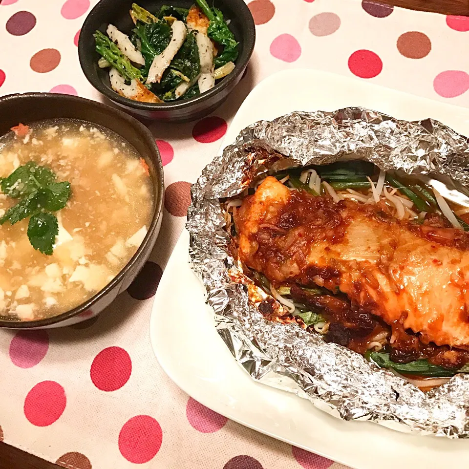 Snapdishの料理写真:鮭のキムチ味噌ホイル焼き♡豆腐とひき肉のとろみ汁♡ほうれん草とちくわのナムル♡|まゆかさん