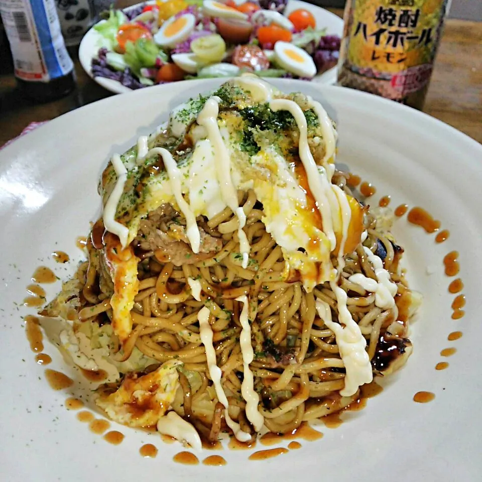 のせのせモダン焼き
    お好み焼きの上に焼きそばのせて卵のせて～|miimiさん