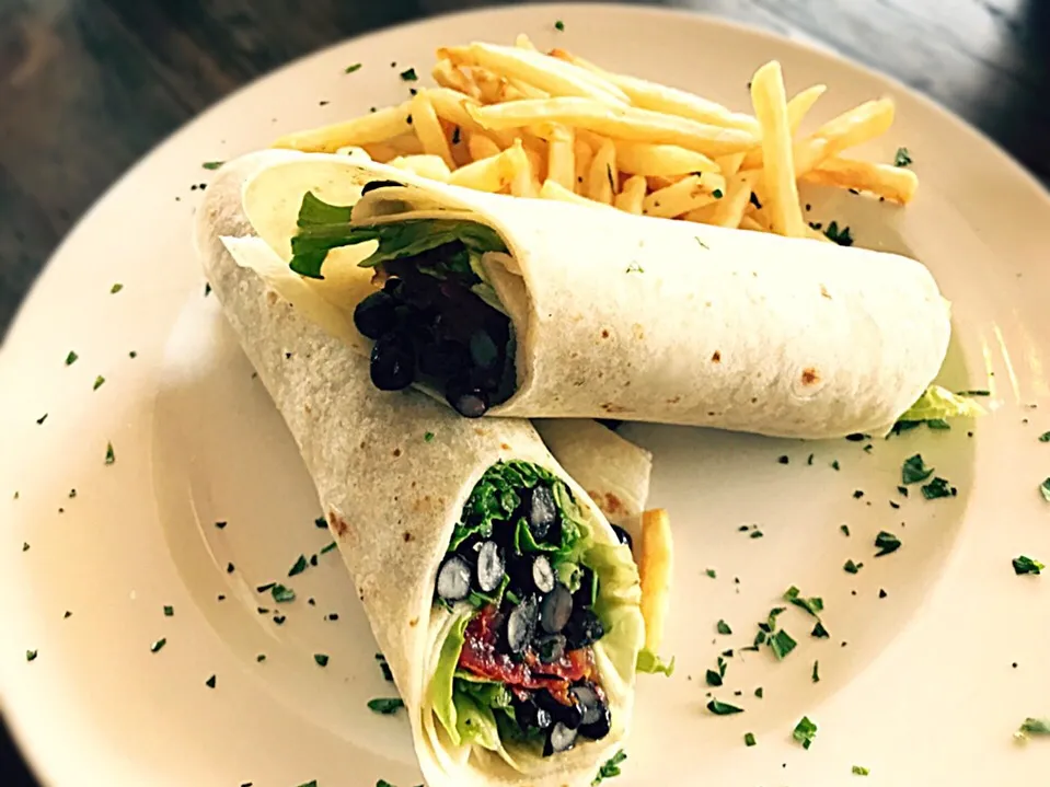 #Wrap #blackbeans #sundriedtomato #rocket #greens #kalepesto #fries #vegetarian @labottega|Sergio Lacuevaさん