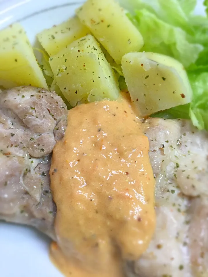 Snapdishの料理写真:鶏むね肉のふんわり蒸し
(鶏の下にスライス玉ねぎ、
じゃがいも🥔ミニトマト🍅は
スキマや上に乗せて同時蒸し)
玉ねぎとミニトマトはソースに
使いました|おさとちゃんさん