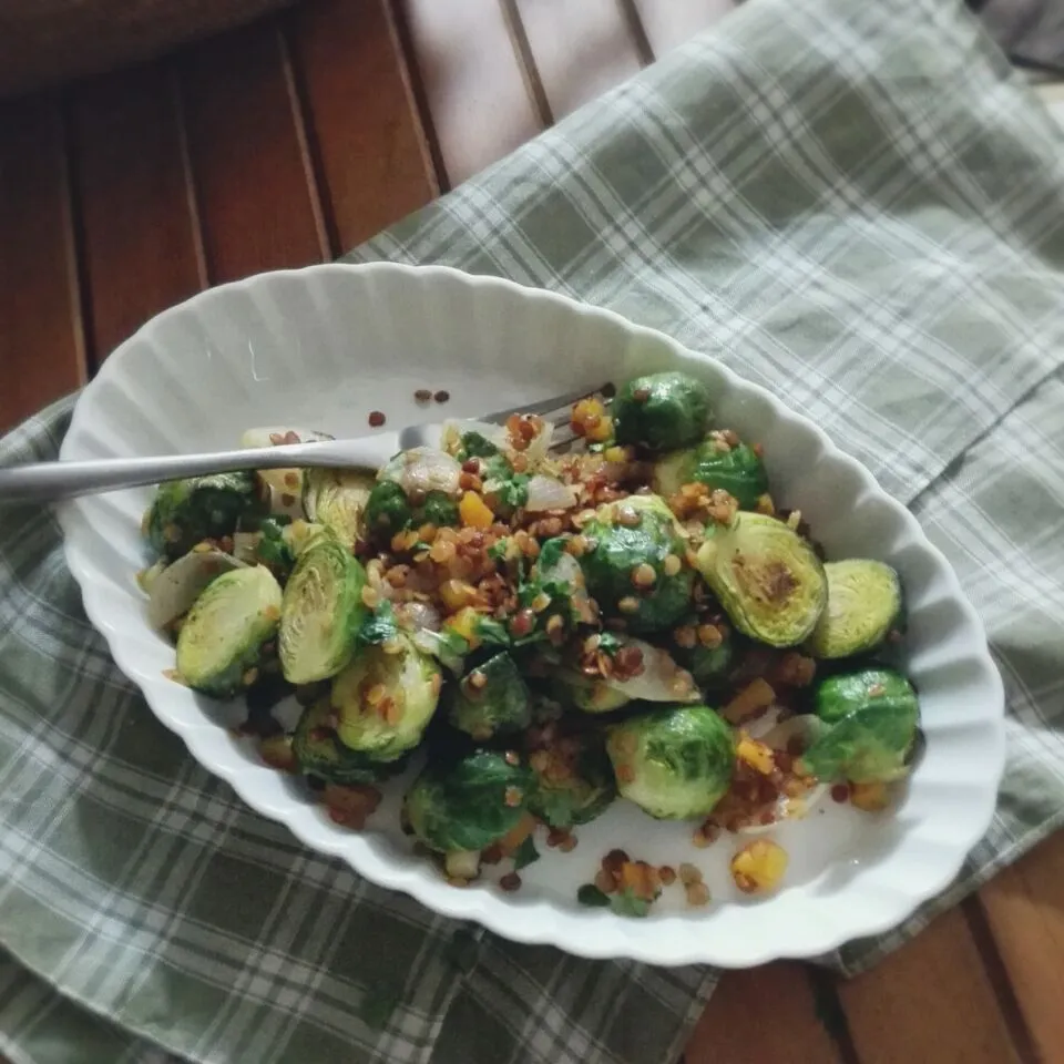 Pan-roasted Brussels sprouts／芽キャベツと赤レンズ豆のフライパン蒸し焼き|まちまちこさん