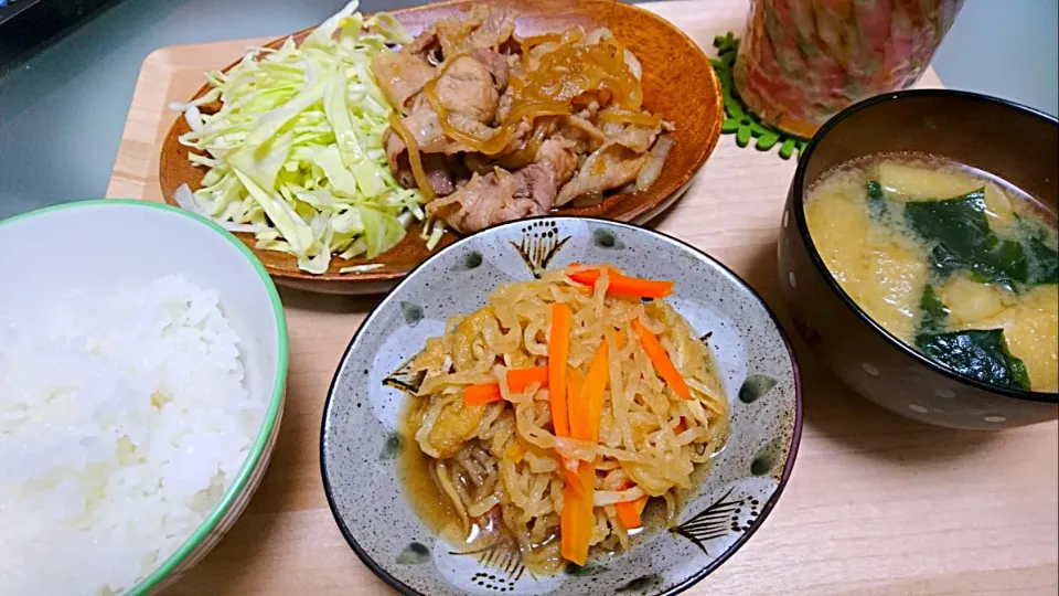 しょうが焼き、切り干し大根の煮物、味噌汁|おむすびさん