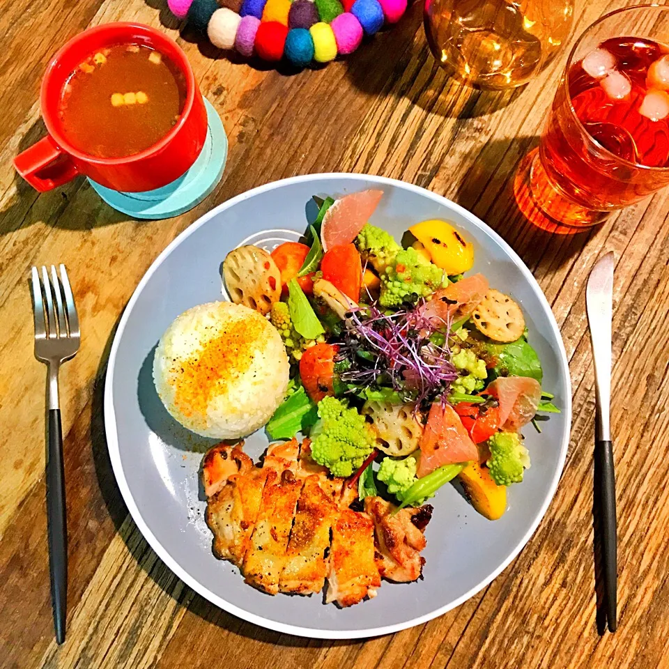 薬味詰めチキンのカリパリソテー&カリブロと生ハムの野菜モリモリサラダ&キヌアライス定食♪|Nonさん