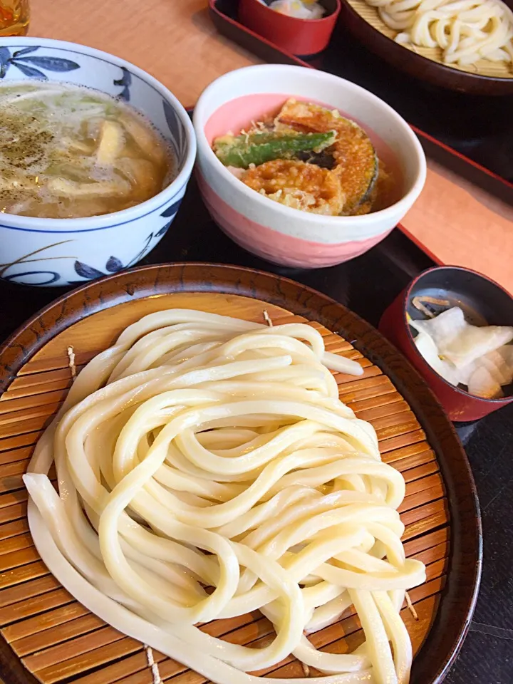 Snapdishの料理写真:塩麹肉つけうどんとミニ天丼のランチ@久兵衛屋|Kazuya Miyukiさん