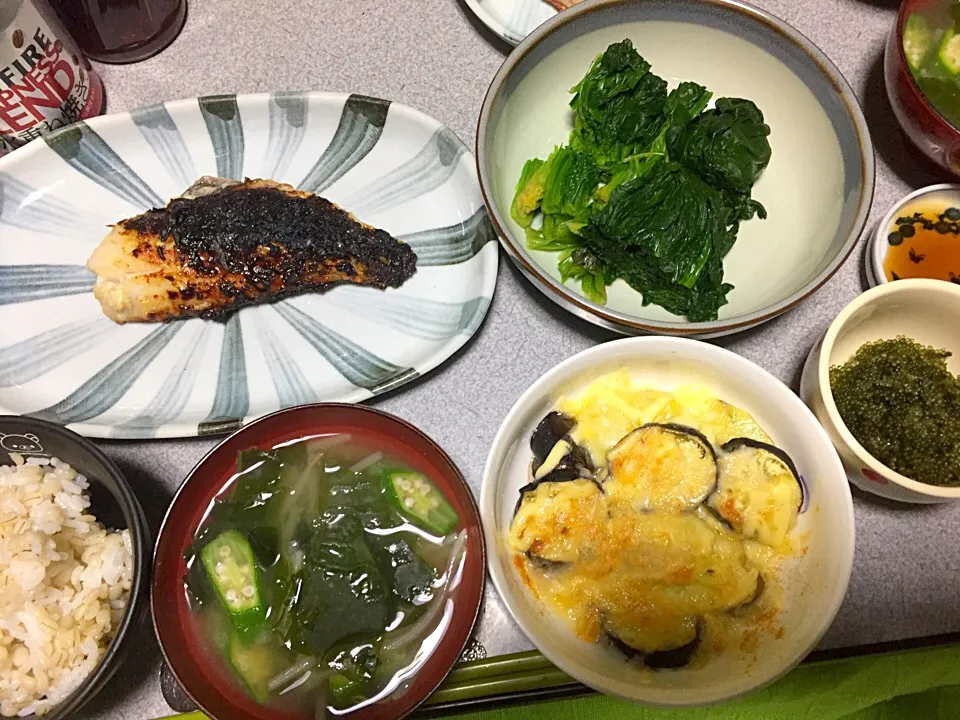 もち麦飯、魚、じゃが茄子マヨチーズ、もやしオクラわかめ味噌汁、ちぢみホウレンソウ、海ぶどう|ms903さん