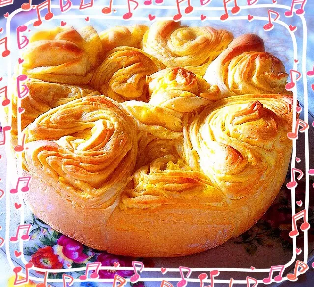 Snapdishの料理写真:#菓子パン 
#手作りパン 

折込シートも手作りで、カスタードパン🥐|renharuruさん