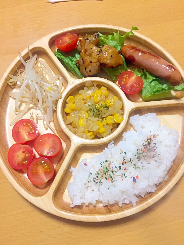 Snapdishの料理写真:#さな飯 #甘辛黒ごま唐揚げ#鹿野ファームウインナー#もやしナムル#ミニトマト#玉ねぎ入りバターコーン
#2歳 #幼児食|えりこさん