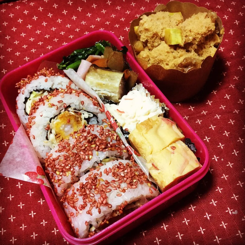 2／2「リメイク節分弁当」♪
#goodmorning 😆
きょうの#お弁当 は、昨晩のおかずをリメイクして#恵方巻 ちっくな#節分#弁当 💕
#エビフライ とマヨ和えにした千切りキャベツを#ニコニコのり の酢付き海苔で裏巻きにしたよ🎶以前雑誌#mart でもご紹介させて頂きましたが、この海苔使うと白飯があっという間に|夢ーテルさん