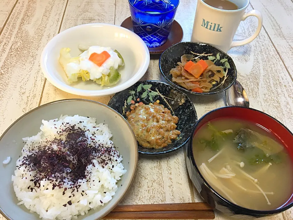 今日の男飯(＞人＜;)朝ごはんバージョン♬
しそごはんand納豆and味噌汁and切り干し大根の煮物andピクルスヨーグルト♬|ひーちゃんさん