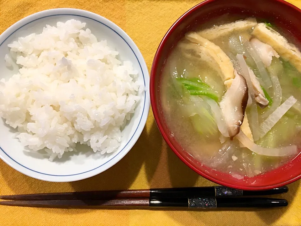 粗食朝ごはんシリーズ。大根しいたけ白菜あぶらげのお味噌汁|バナナ子さん