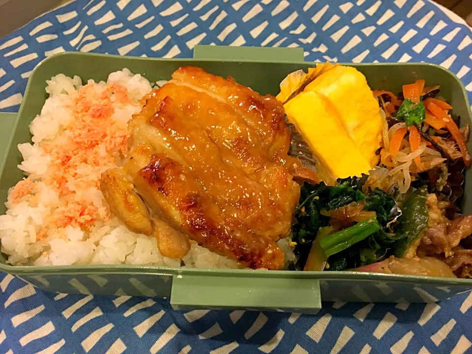 Snapdishの料理写真:鶏肉の照り焼きのお弁当。|Chiharuさん