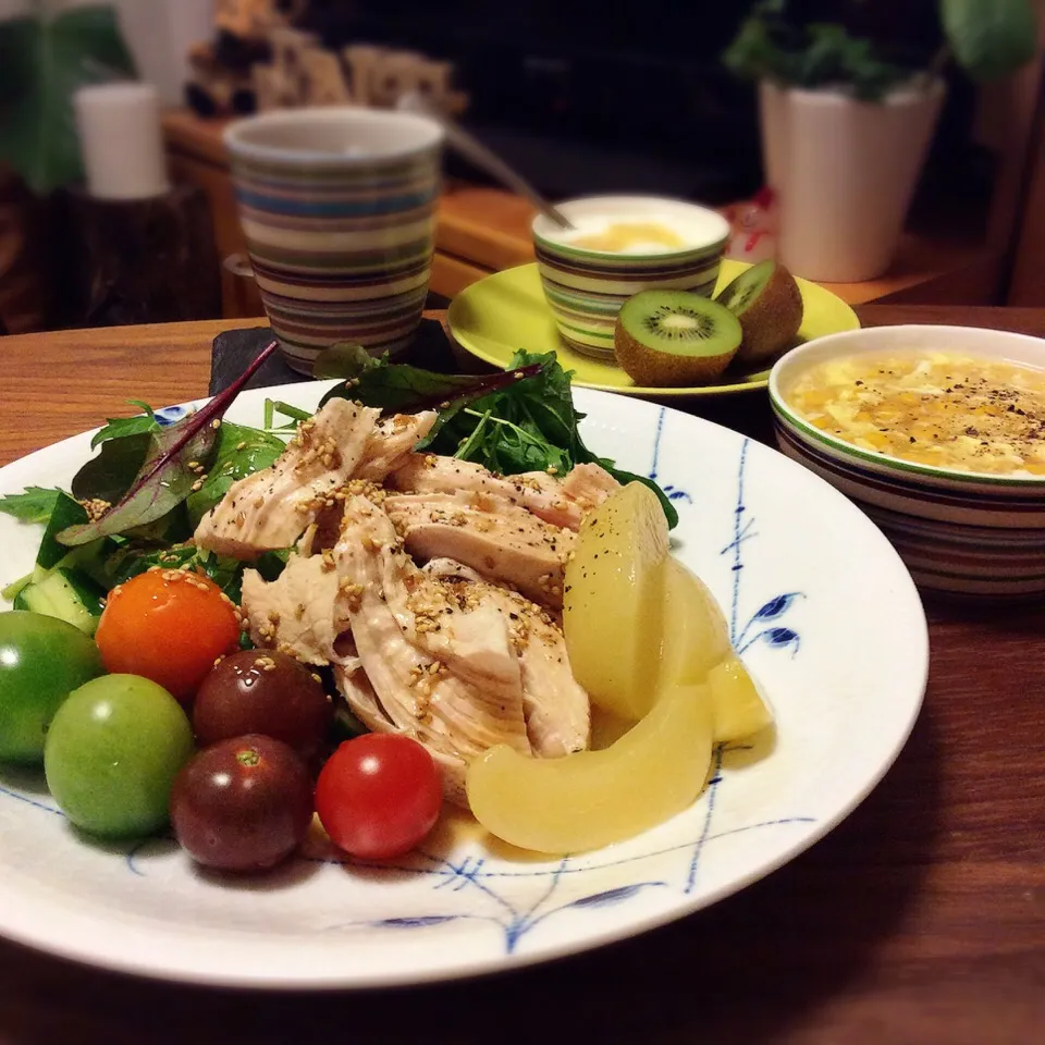 Snapdishの料理写真:桃と鶏胸肉のサラダ えごま油&胡麻油の中華風ドレッシングで 2017.2.1|キラ姫さん