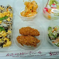 今日は、お惣菜屋さんで買ってきた お昼ご飯♪
●ひじきご飯
●牡蠣フライ
●ささみと大根のサラダ
●海老のオーロラソース
●杏仁豆腐