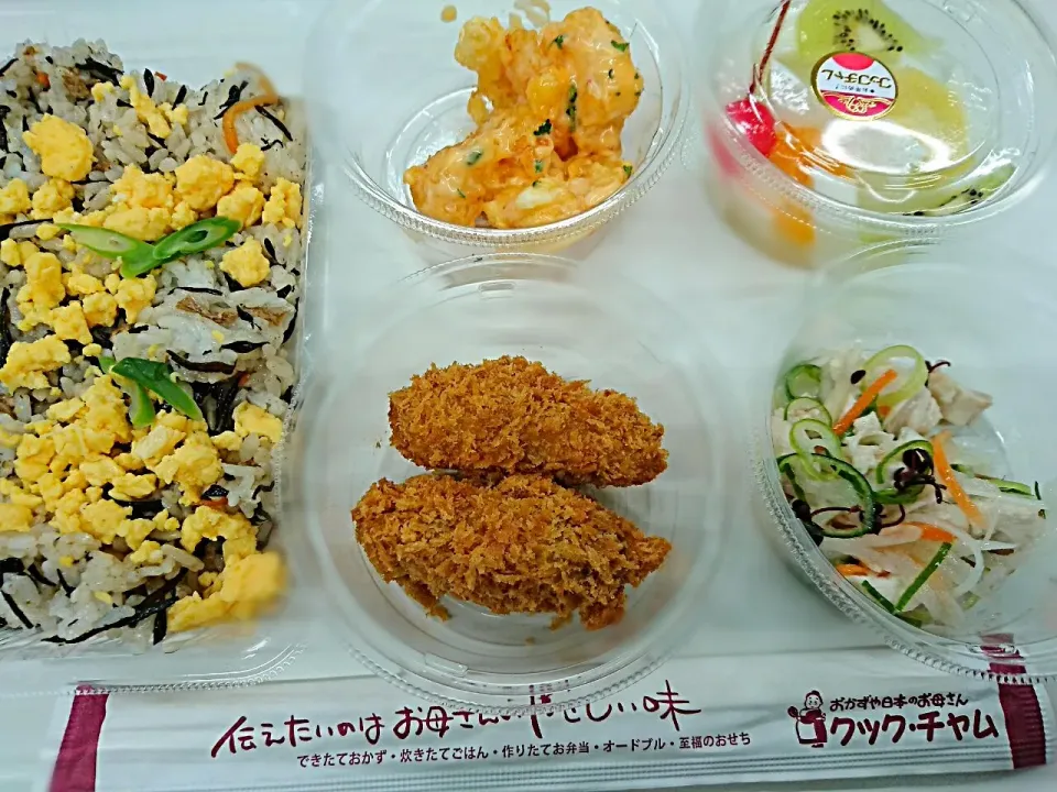 今日は、お惣菜屋さんで買ってきた お昼ご飯♪
●ひじきご飯
●牡蠣フライ
●ささみと大根のサラダ
●海老のオーロラソース
●杏仁豆腐|yokoさん