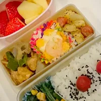 お弁当。小４の娘が食べるのに、見た目が地味だなぁ～。

鶏と蓮根の味噌炒め
ほうれん草のバター炒め
ジャーマンポテト
冷食グラタン|Akiyukiさん