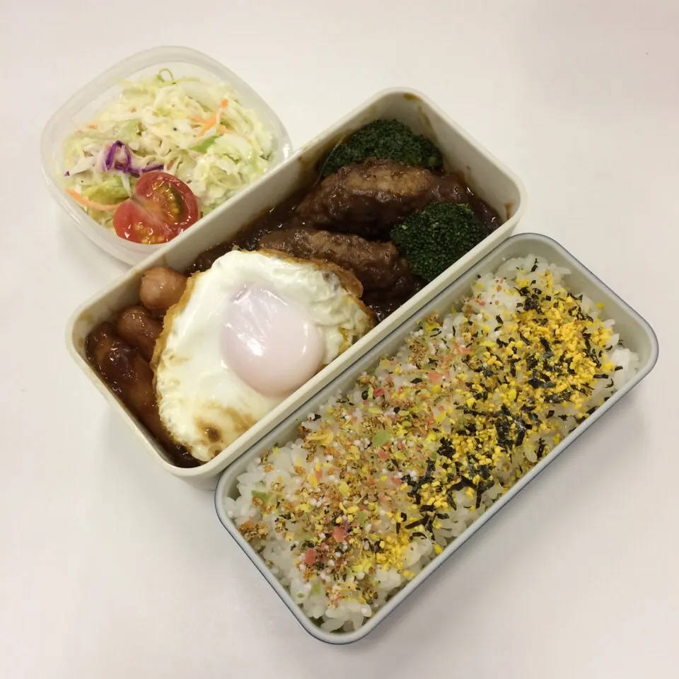 弁当（煮込みハンバーグ、ソーセージ、ブロッコリー、目玉焼き、サラダ、ふりかけ）|SasaMasa213さん