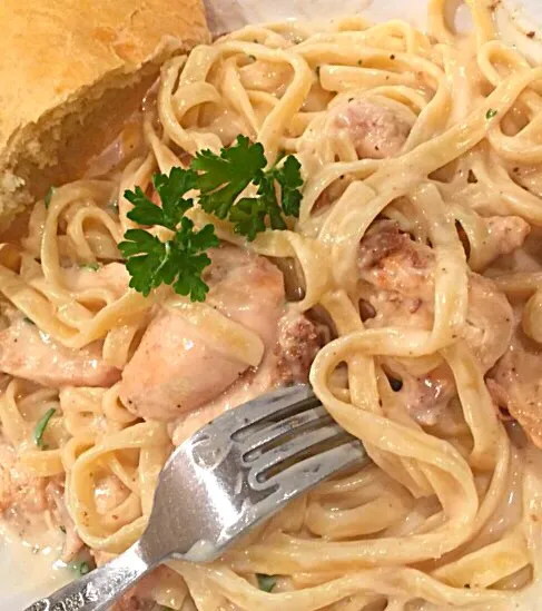 Snapdishの料理写真:Fettuccine Chicken Alfredo. Yum 😋|Alma's Home Kitchenさん