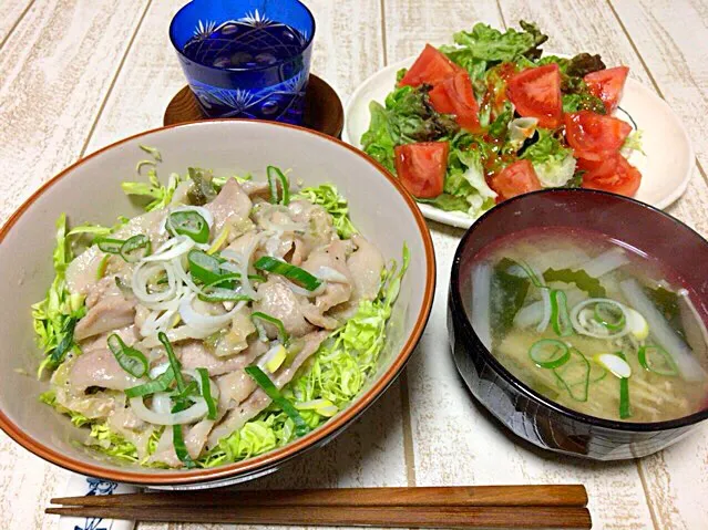 今日の男飯(＞人＜;)晩ごはんバージョン♬
豚トロネギ塩焼肉丼and大根とエノキとワカメの味噌汁andサラダ♬|ひーちゃんさん