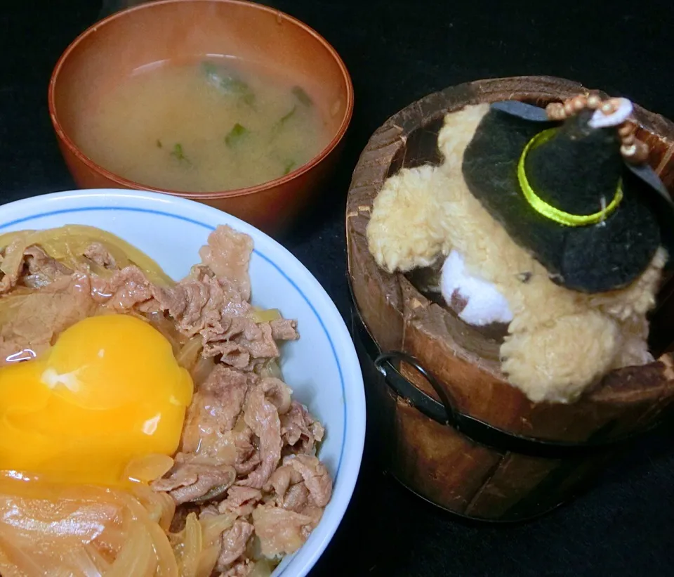 Snapdishの料理写真:汁だく牛丼😋  玉子割れちゃた💦
美味しそう👀|Hiroshi  Kimuraさん