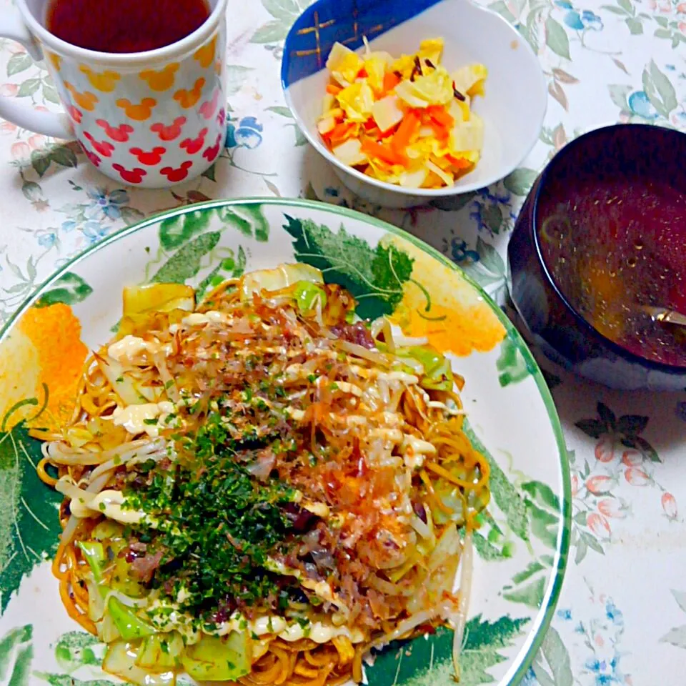 Snapdishの料理写真:焼きそばと旨味白菜の副菜と簡単中華スープ|うたかた。さん