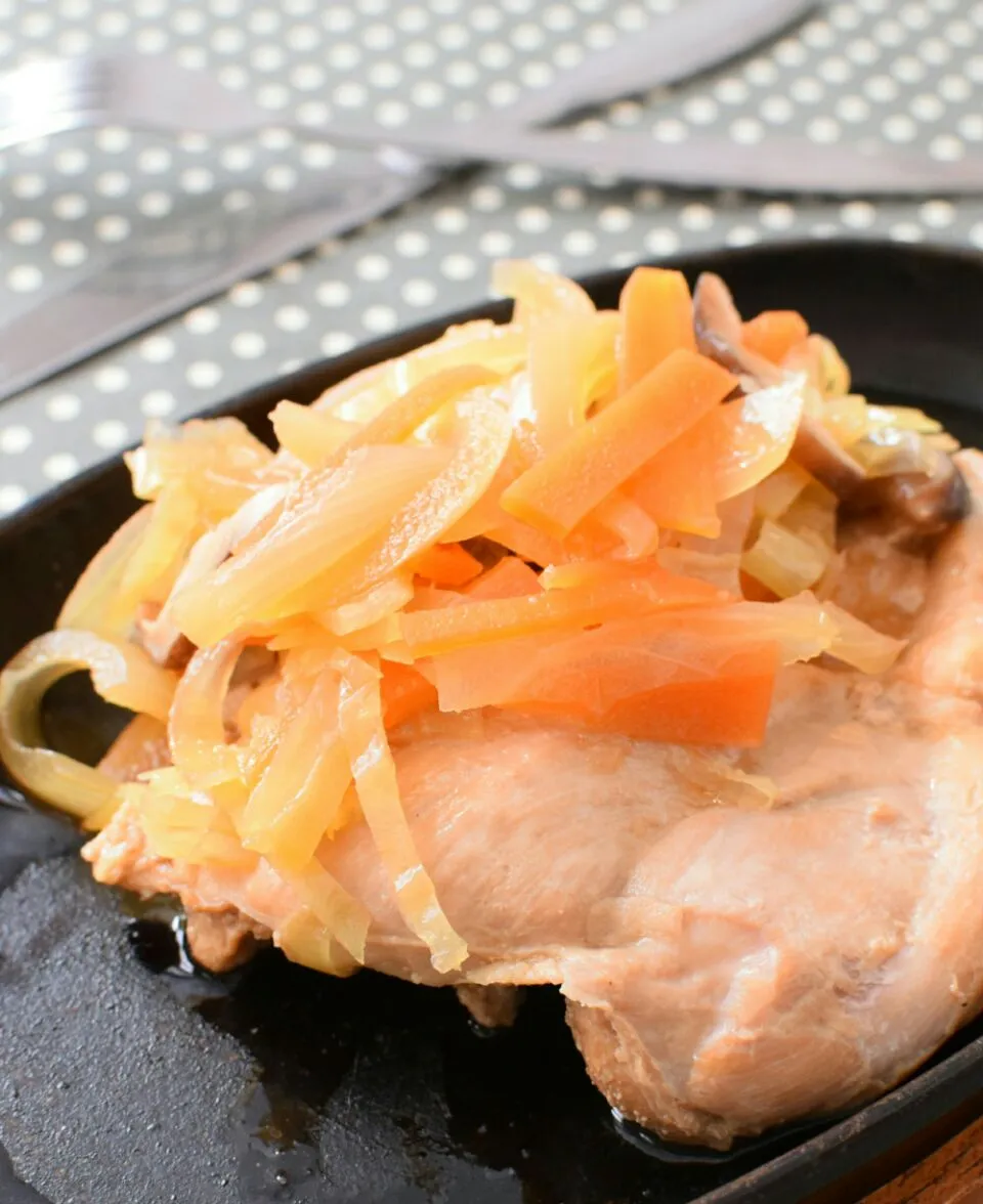 酢で柔らか！鶏もも肉の野菜のせ醤油煮ステーキ|アマイモノ・クウ蔵さん